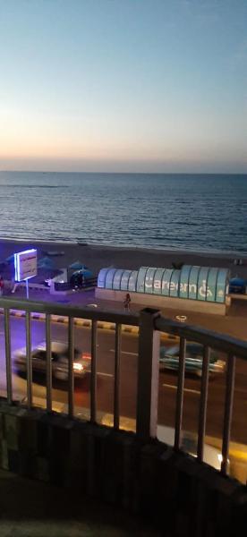 شقة فندقية مكيفة ميامي ع البحر مباشرةً, Alexandria